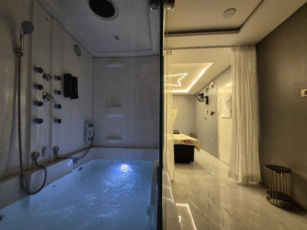Jacuzzi and private therapy room at Zoyo Luxury Spa